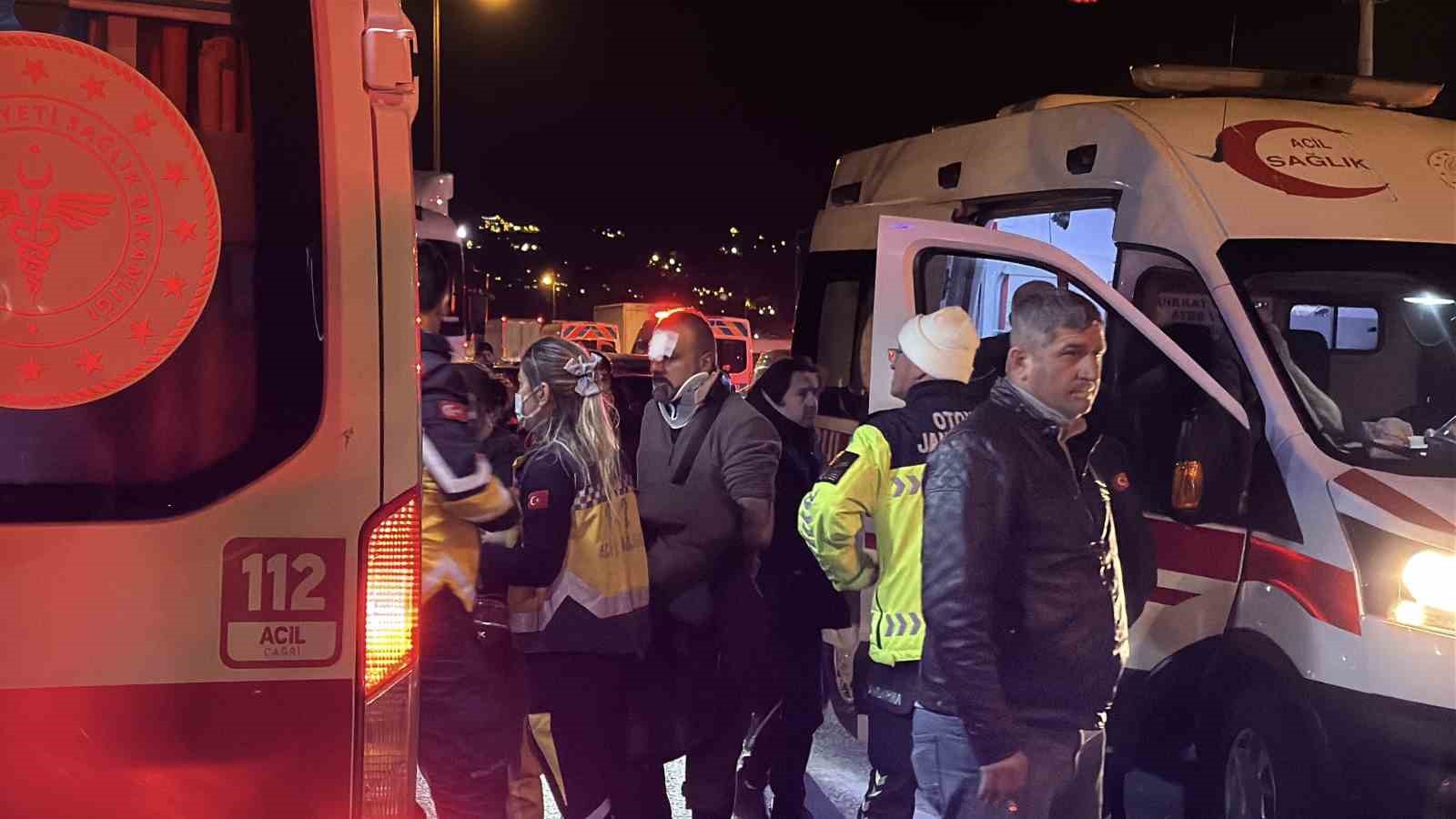Sakarya TEM Otoyolu’nda feci kaza: 1 ölü, 19 yaralı
