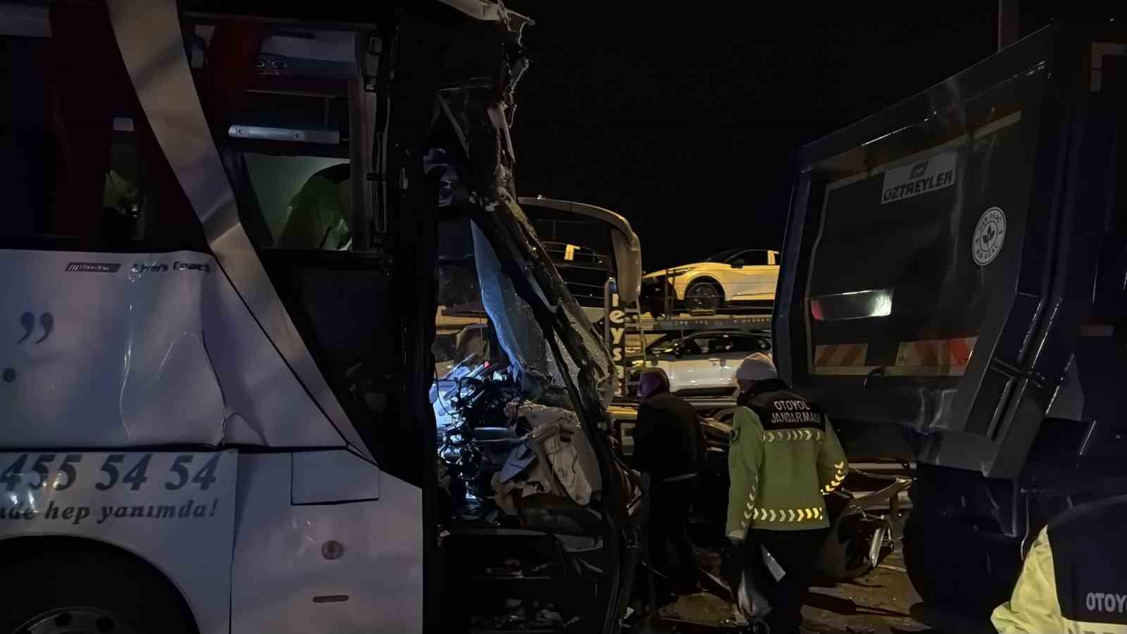 Sakarya TEM Otoyolu’nda feci kaza: 1 ölü, 19 yaralı
