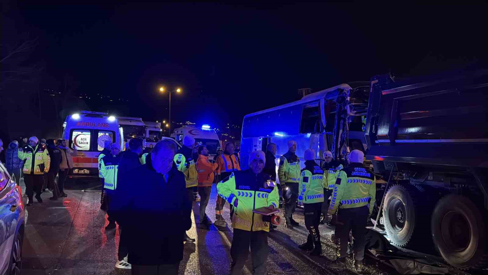 Sakarya TEM Otoyolu’nda feci kaza: 1 ölü, 19 yaralı
