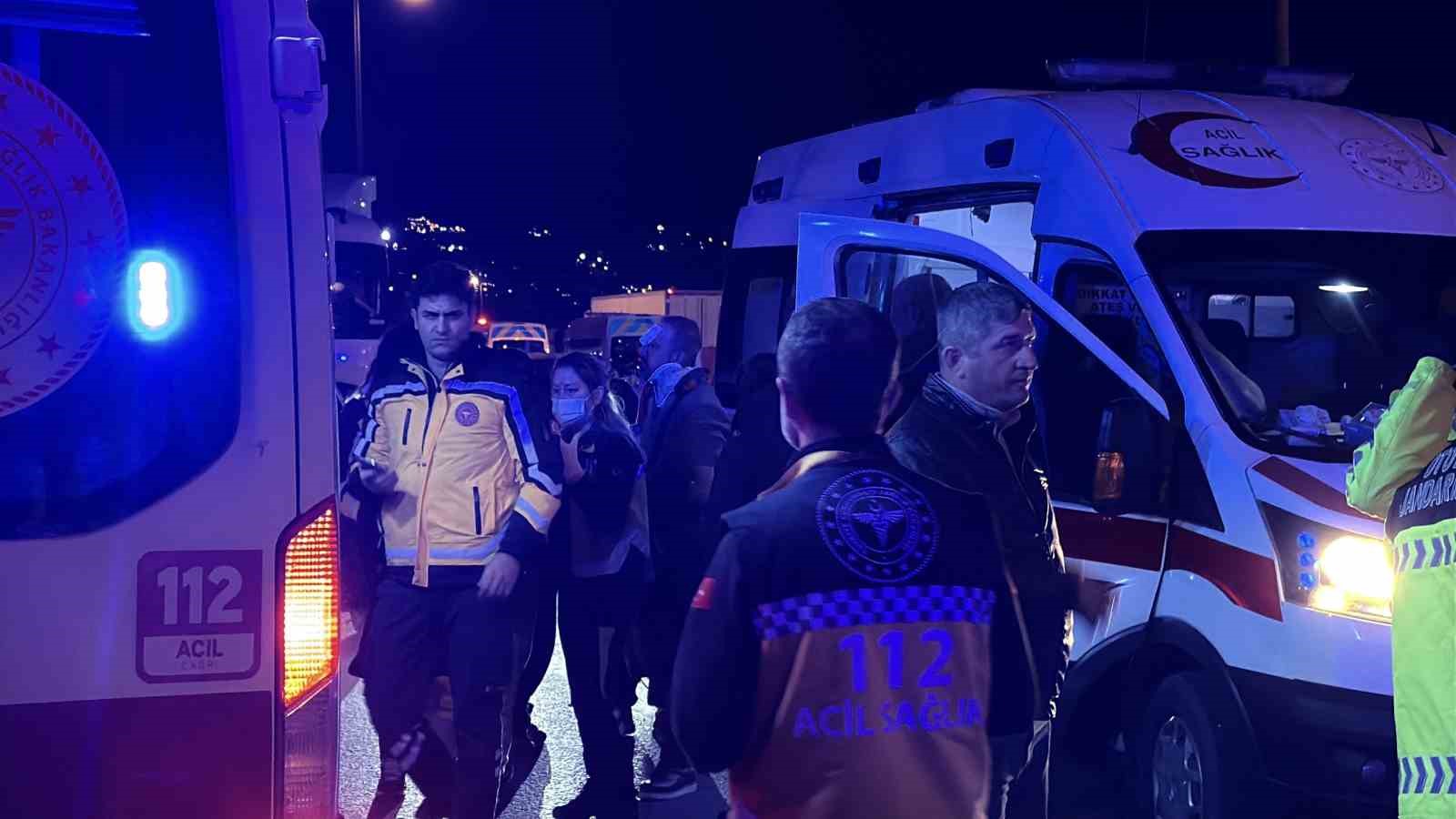 Sakarya TEM Otoyolu’nda feci kaza: 1 ölü, 19 yaralı
