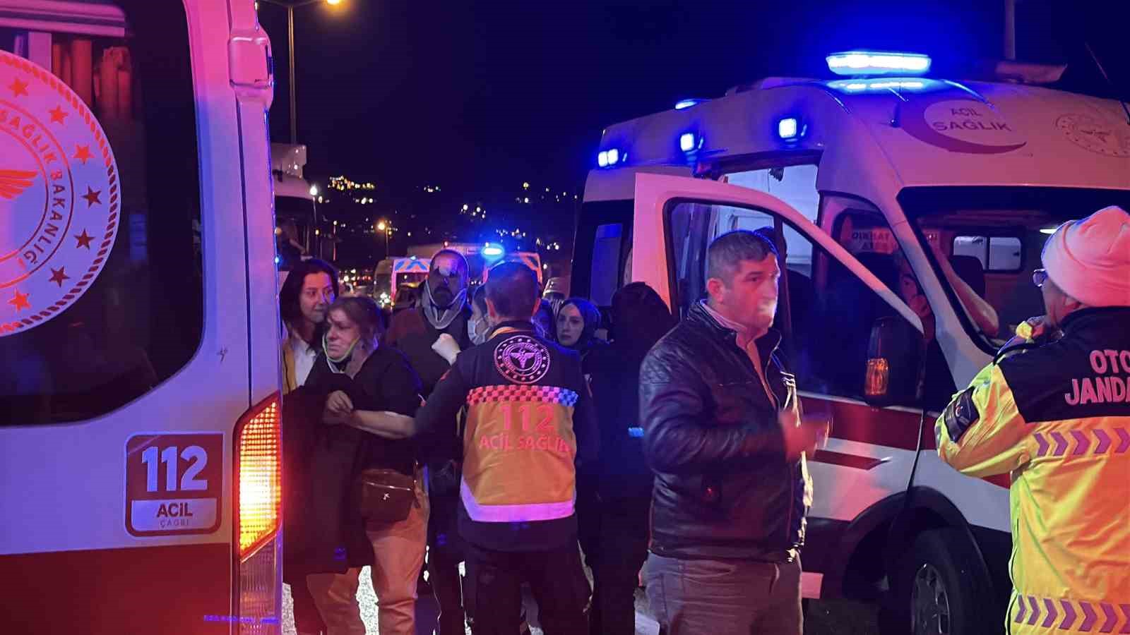 Sakarya TEM Otoyolu’nda feci kaza: 1 ölü, 19 yaralı
