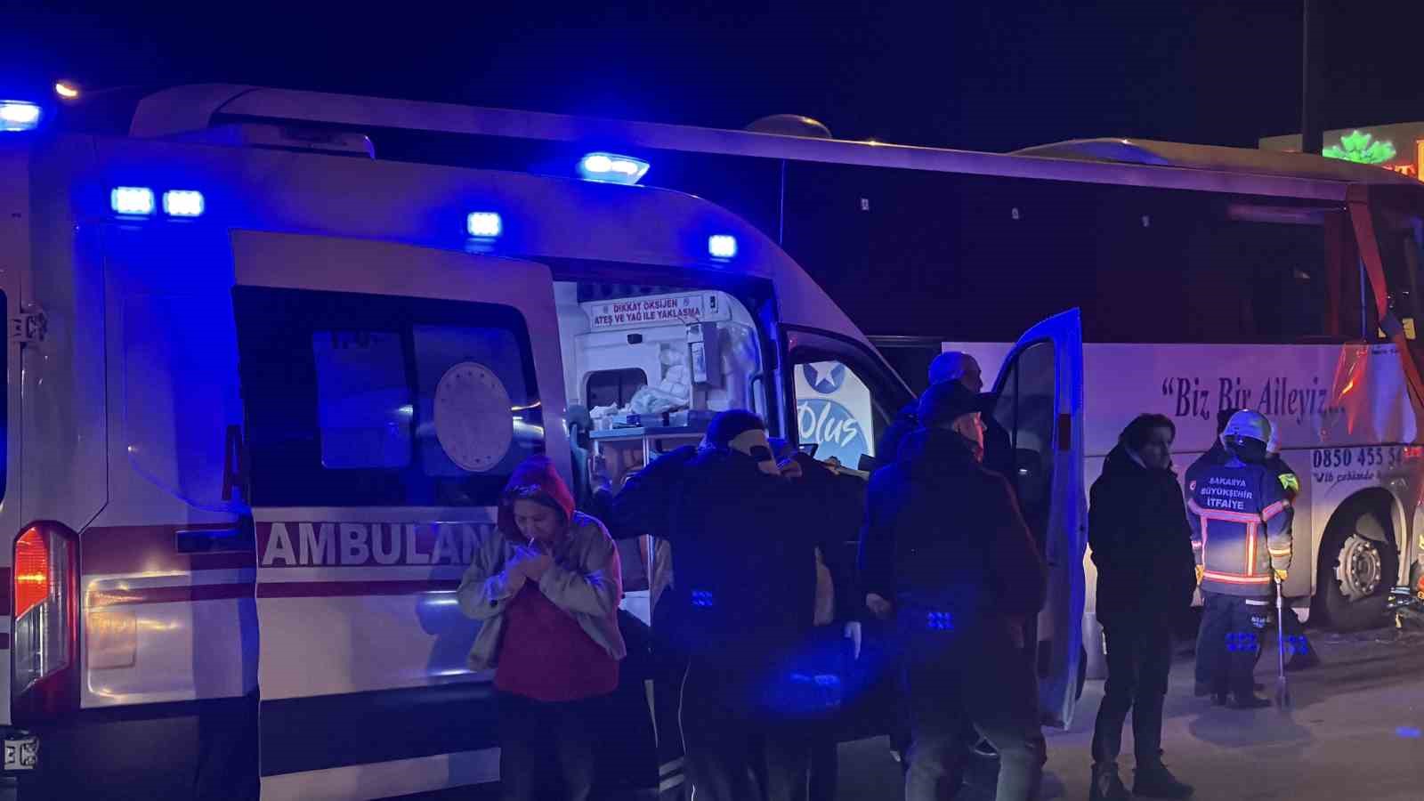 Sakarya TEM Otoyolu’nda feci kaza: 1 ölü, 19 yaralı
