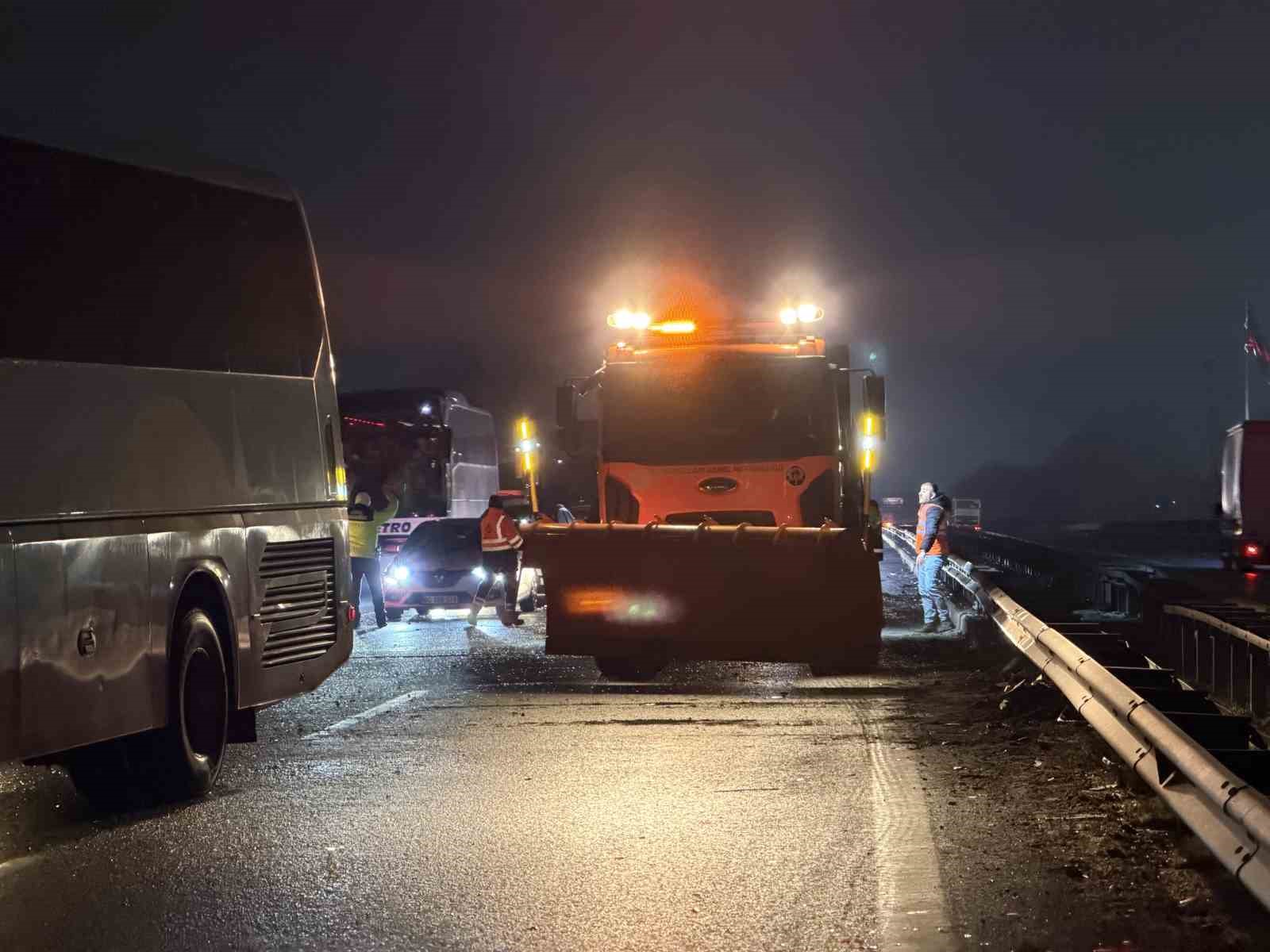 Sakarya’da 16 aracın karıştığı zincirleme kazada 4’ü ağır 13 yaralı: Olay yeri böyle görüntülendi
