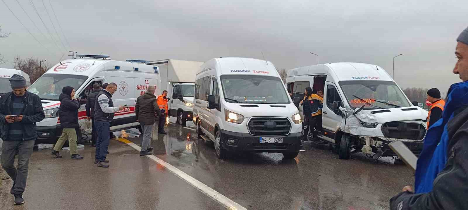 Sakarya’da ambulans ile işçi servisi çarpıştı: 11 yaralı
