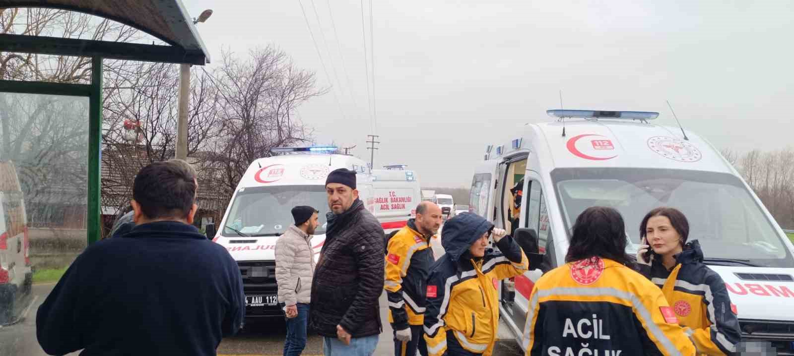 Sakarya’da ambulans ile işçi servisi çarpıştı: 11 yaralı

