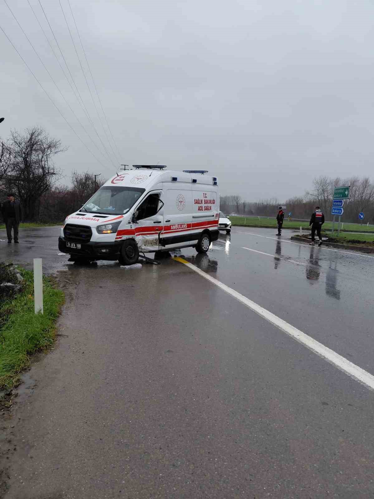 Sakarya’da ambulans ile işçi servisi çarpıştı: 11 yaralı

