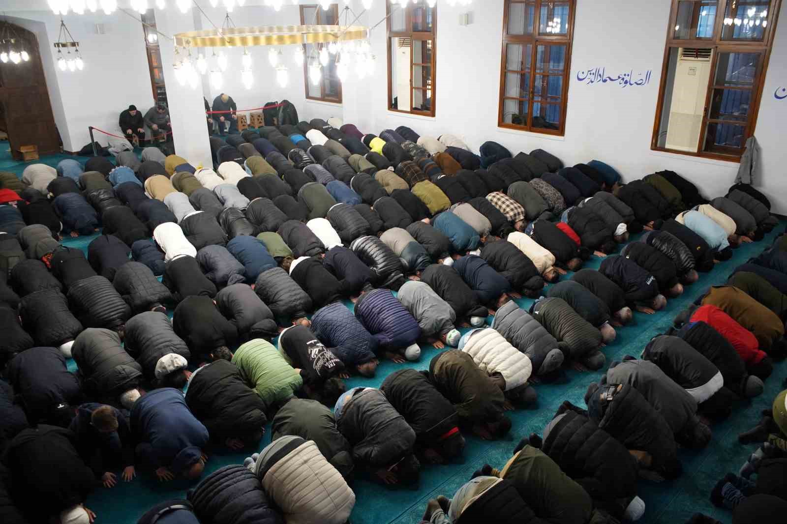 Sakarya’da Berat Kandili’nde vatandaşlar camileri doldurdu
