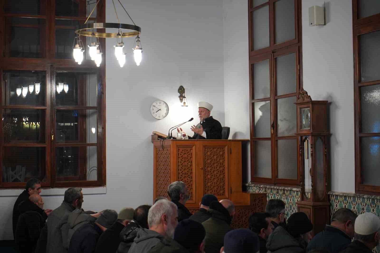 Sakarya’da Berat Kandili’nde vatandaşlar camileri doldurdu
