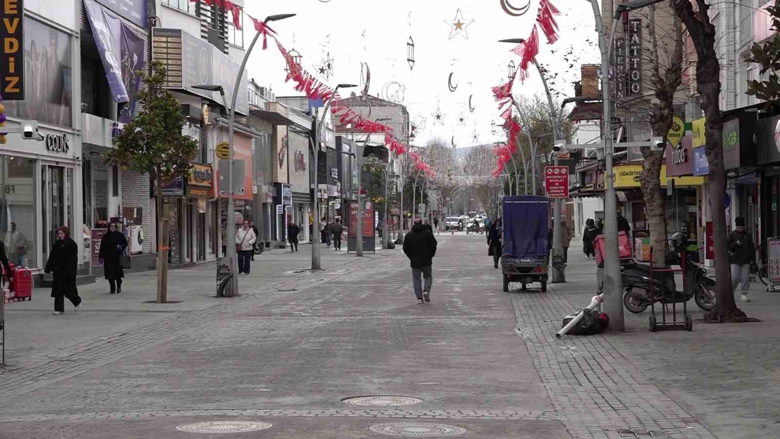 Sakarya’da çayda ‘Azami 100 TL’ kararı tepki çekti: "SATSO, esnafa fırsat verdi"
Sakarya’da çayda ‘Azami 100 TL’ kararı tepki çekti: "SATSO, esnafa fırsat verdi"