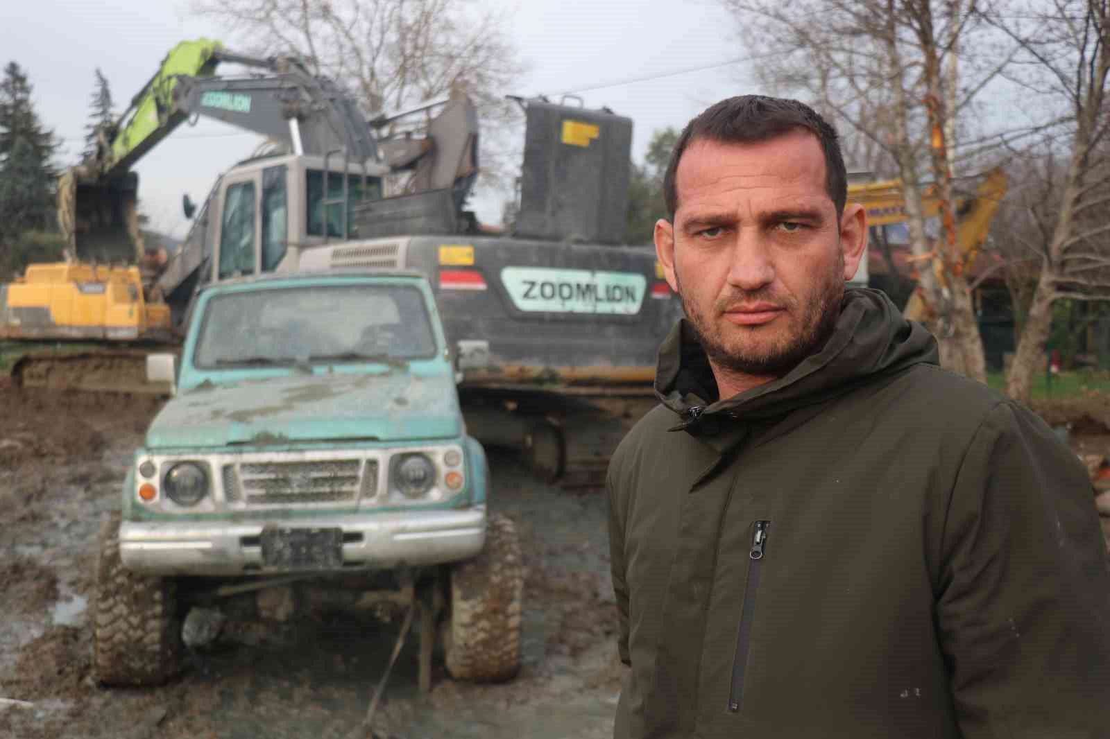 Sakarya’da "fıkra gibi olay: Kurtarmaya gelen de battı
