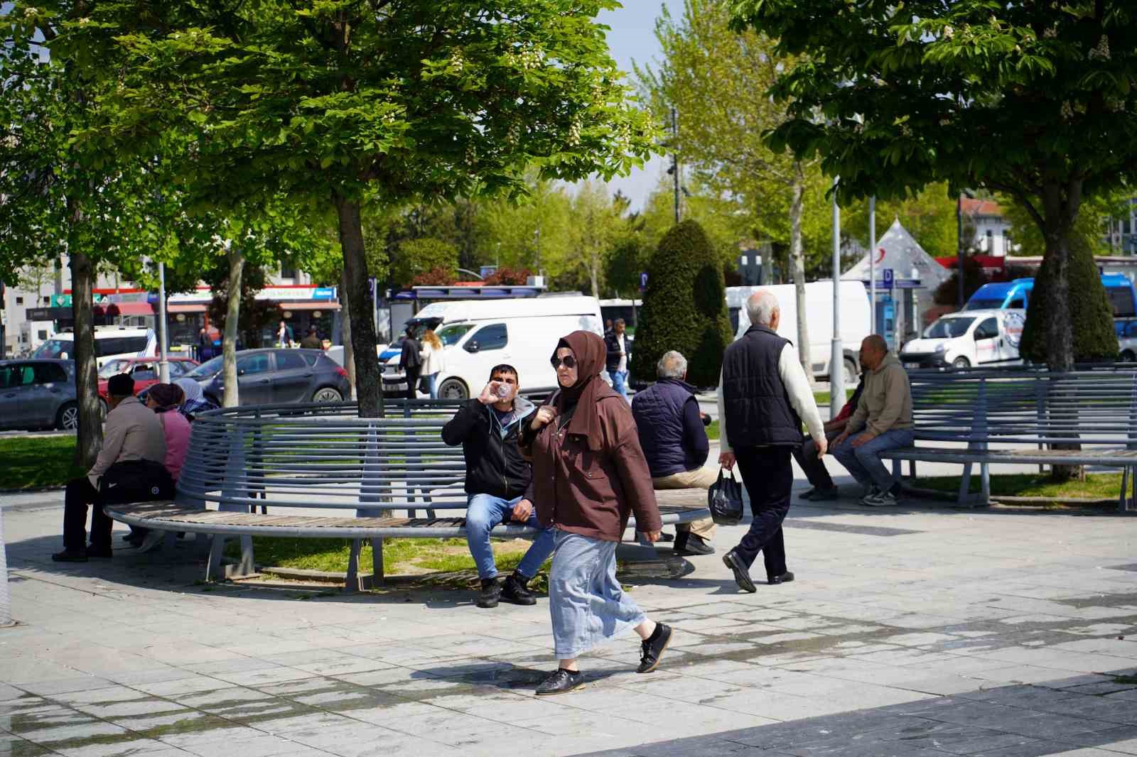Sakarya’da güneşli havayı fırsat bilen vatandaşlar park ve caddelere akın etti
