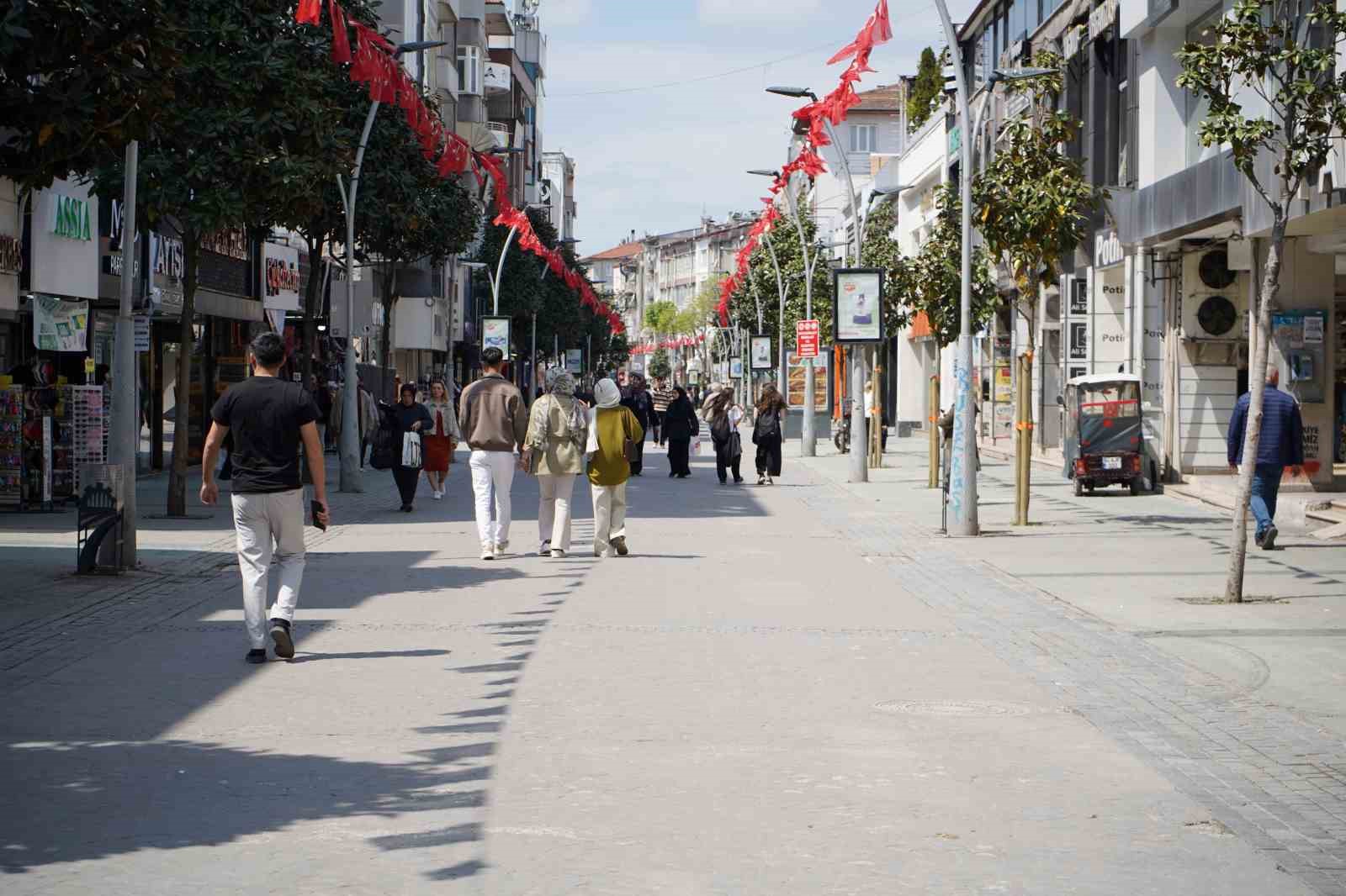 Sakarya’da güneşli havayı fırsat bilen vatandaşlar park ve caddelere akın etti
