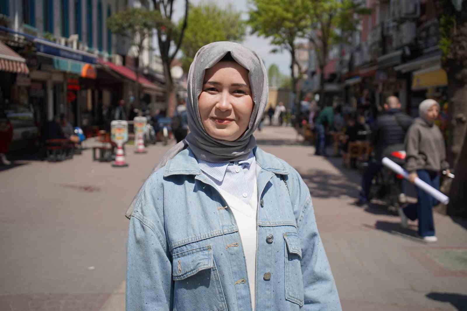 Sakarya’da güneşli havayı fırsat bilen vatandaşlar park ve caddelere akın etti
