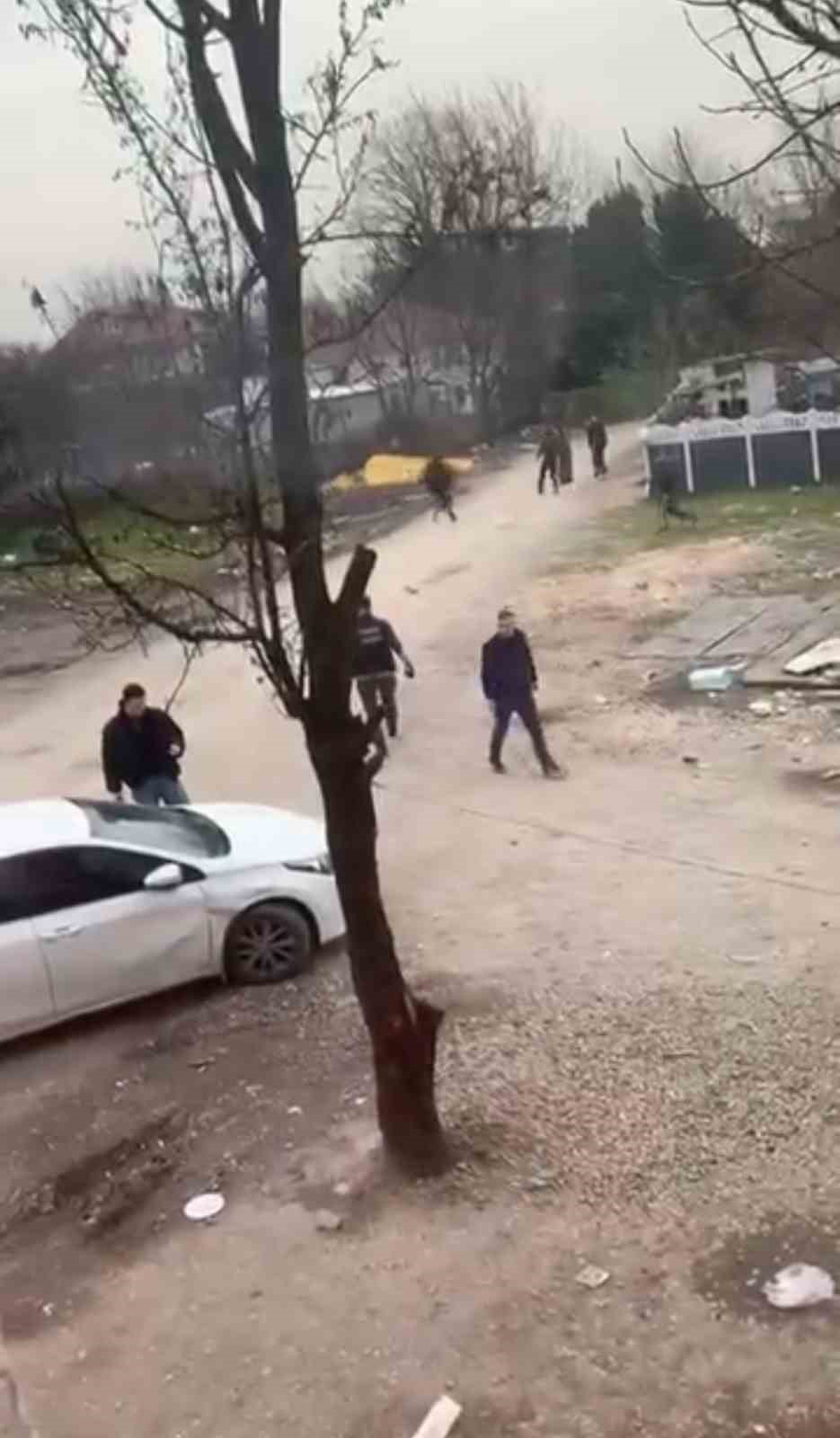 Sakarya’da hareketli dakikalar: Firariyi vermemek için polise direndiler
