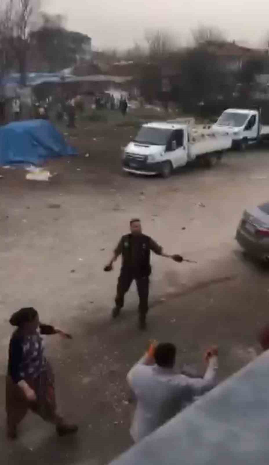 Sakarya’da hareketli dakikalar: Firariyi vermemek için polise direndiler
