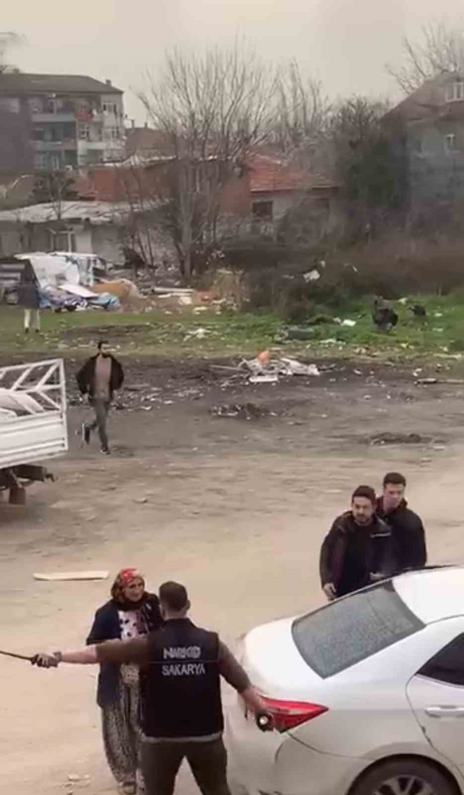 Sakarya’da hareketli dakikalar: Firariyi vermemek için polise direndiler

