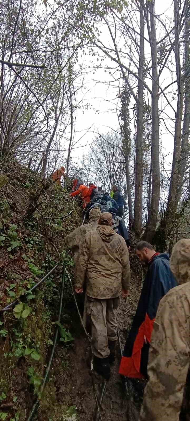Sakarya’da iki gündür haber alınamayan vatandaşın cansız bedeni zorlu araziden çıkartıldı

