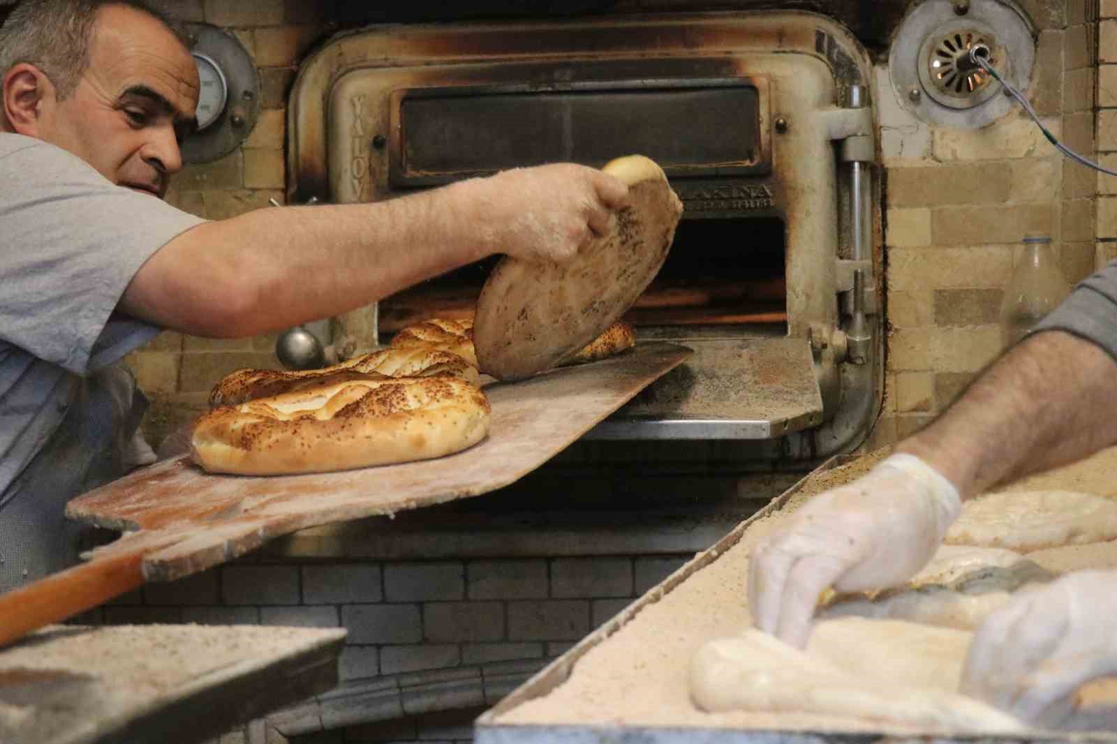 Sakarya’da ilk iftar öncesi metrelerce pide kuyruğu

