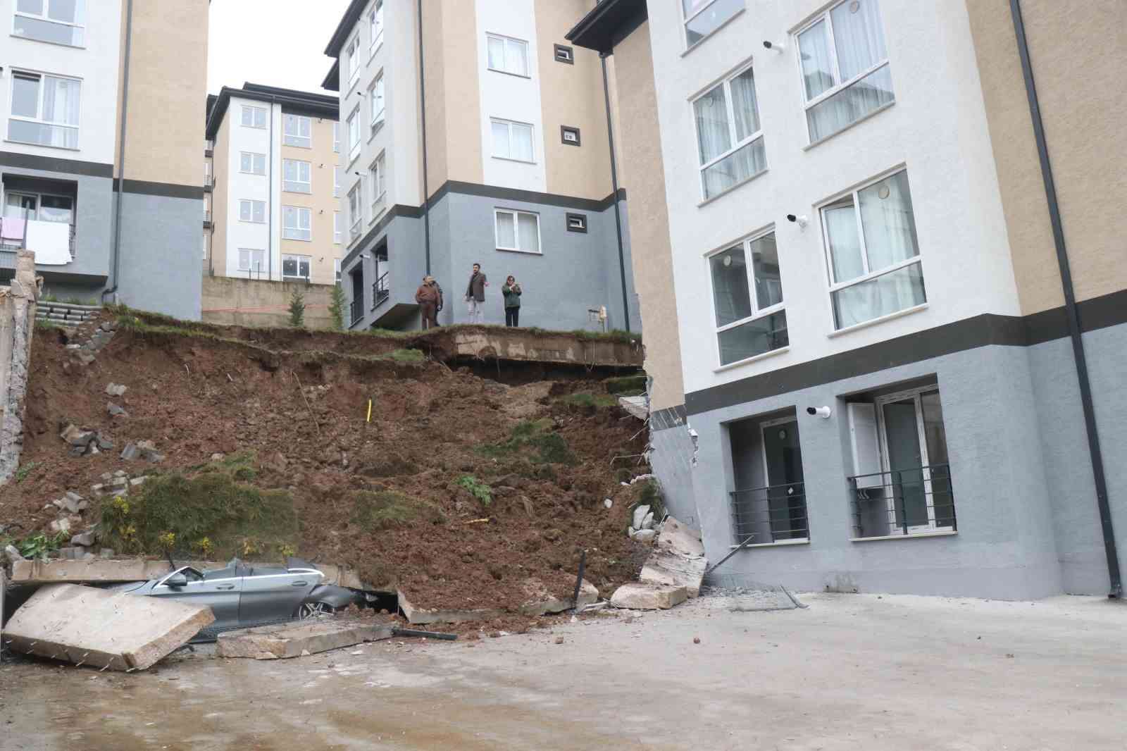 Sakarya’da istinat duvarı çöktü, 3 bina boşaltıldı
