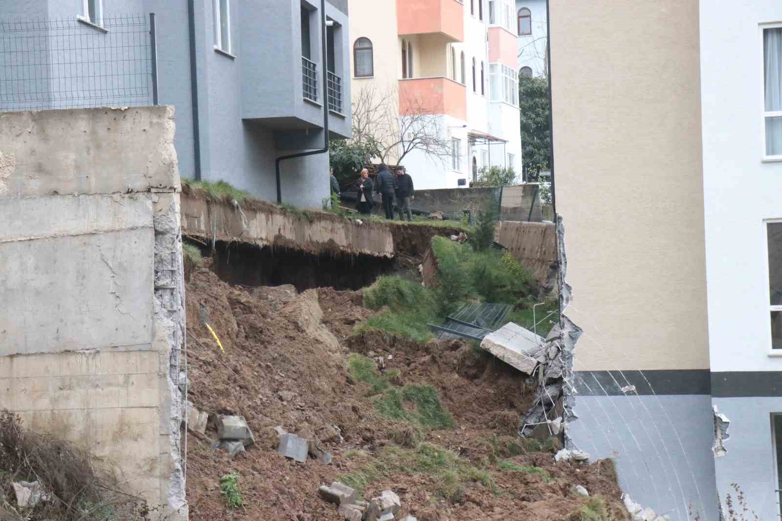 Sakarya’da istinat duvarı çöktü, 3 bina boşaltıldı
