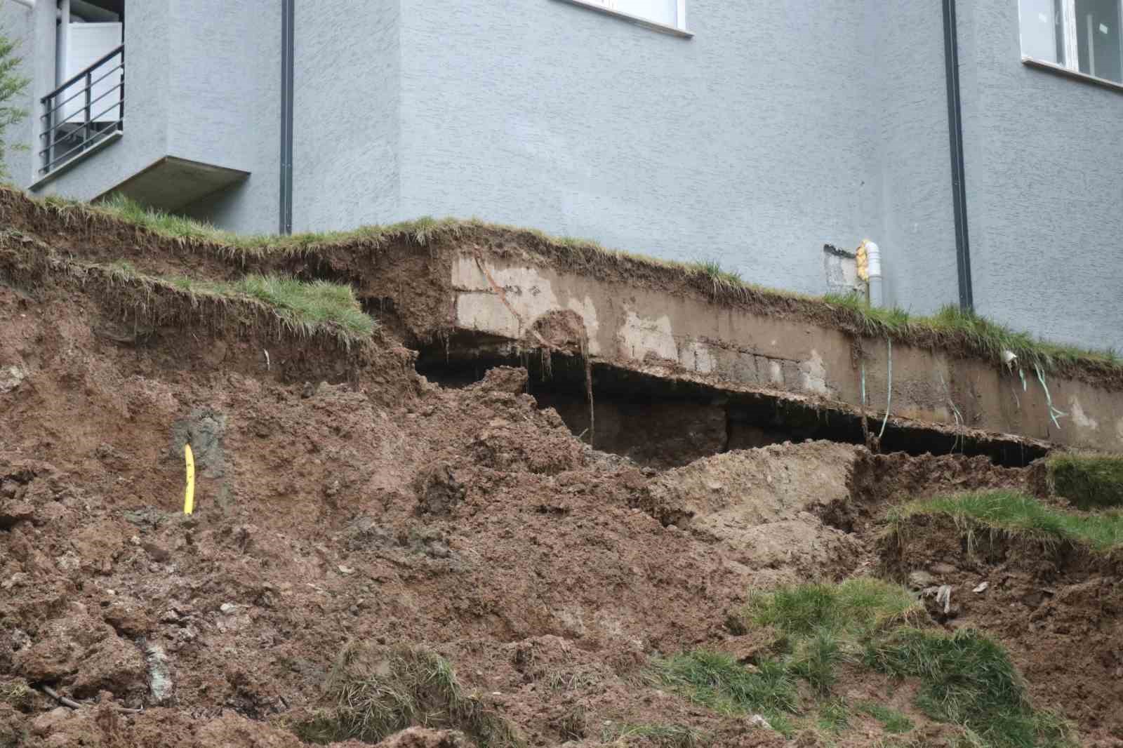 Sakarya’da istinat duvarı çöktü, 3 bina boşaltıldı
