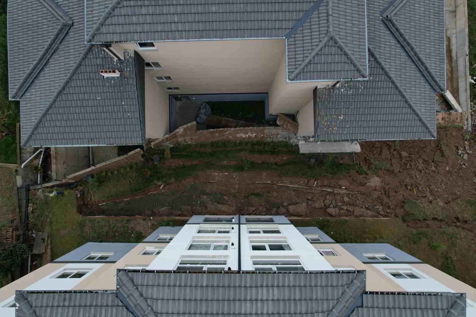 Sakarya’da istinat duvarı çöktü, 3 bina boşaltıldı
