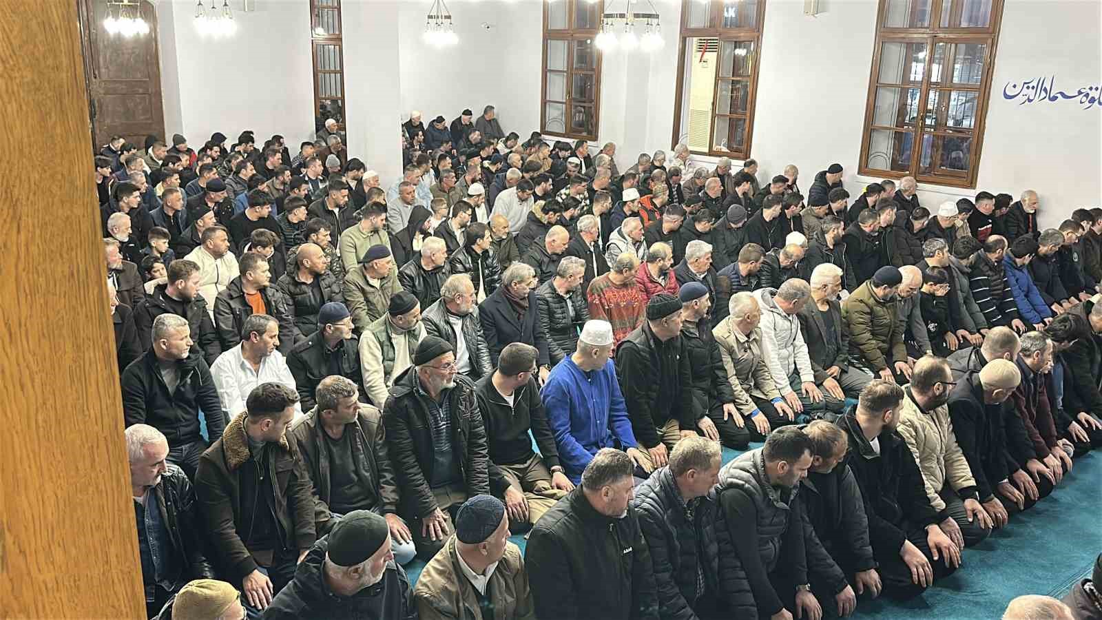 Sakarya’da Kadir Gecesi’nde vatandaşlar camilere akın etti
