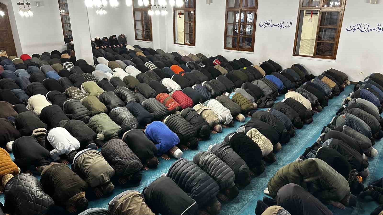 Sakarya’da Kadir Gecesi’nde vatandaşlar camilere akın etti
