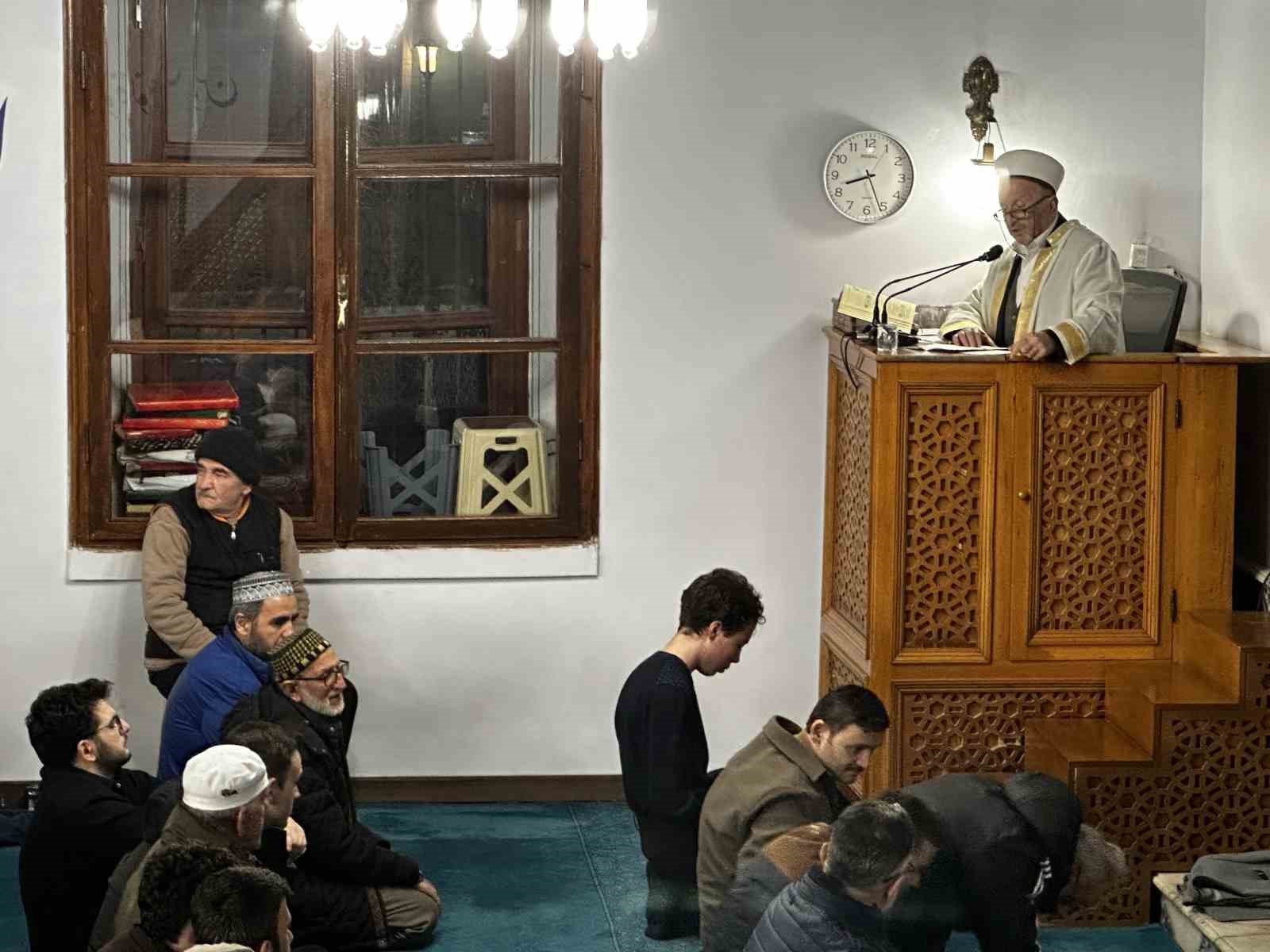 Sakarya’da Kadir Gecesi’nde vatandaşlar camilere akın etti
