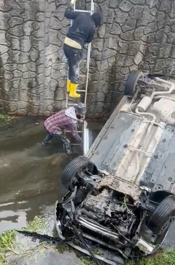 Sakarya’da kanala uçan aracın sürücüsü yaralandı

