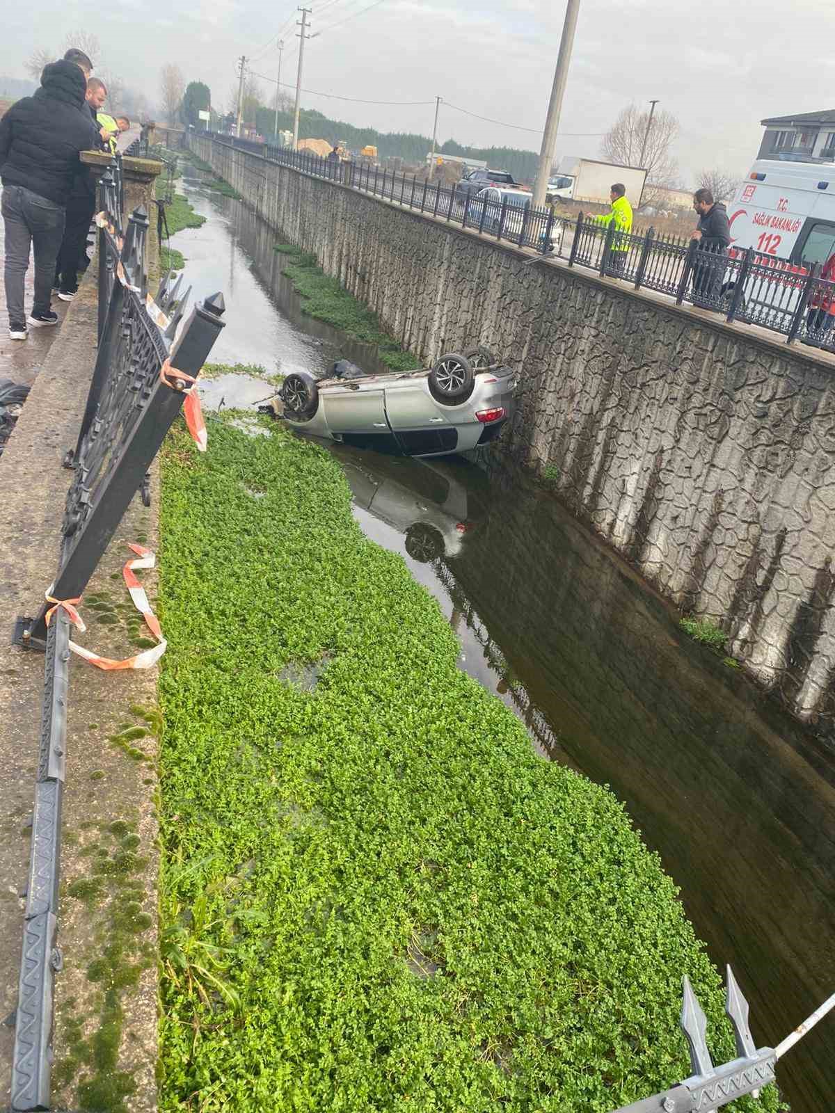 Sakarya’da kanala uçan aracın sürücüsü yaralandı
