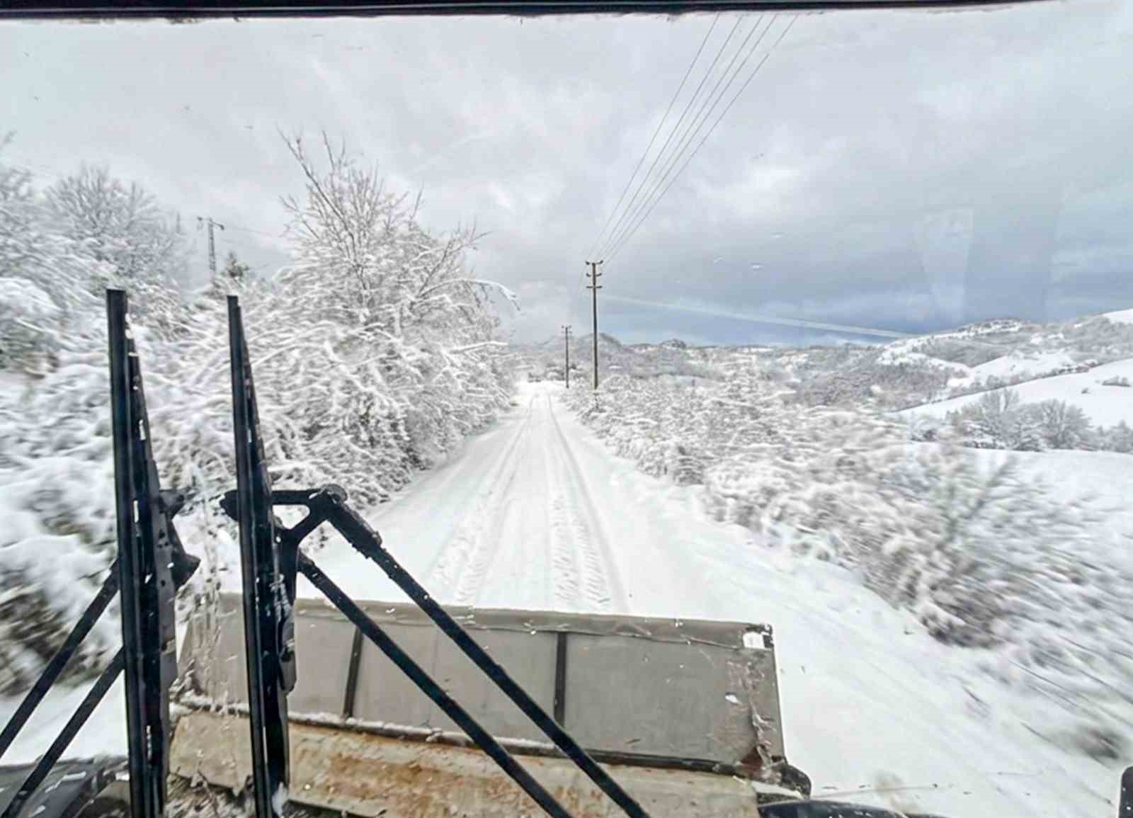 Sakarya’da kardan kapanan 35 grup yolunun 31’i ulaşıma açıldı
