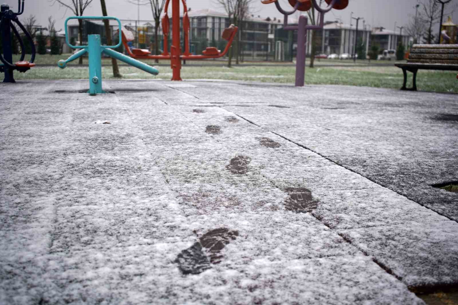 Sakarya’da lapa lapa kar yağışı etkili oldu
