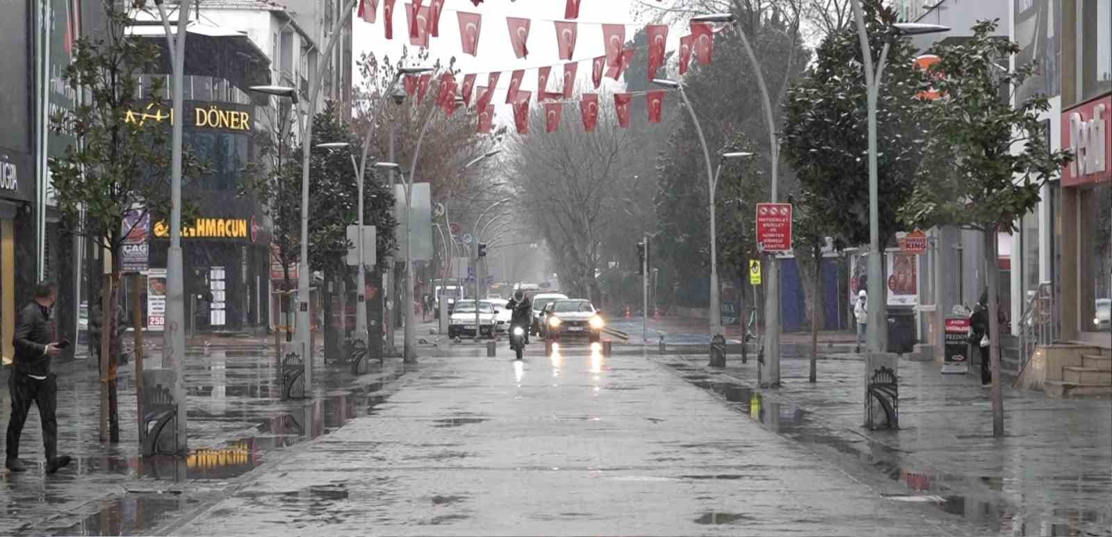 Sakarya’da lapa lapa kar yağışı etkili oldu
