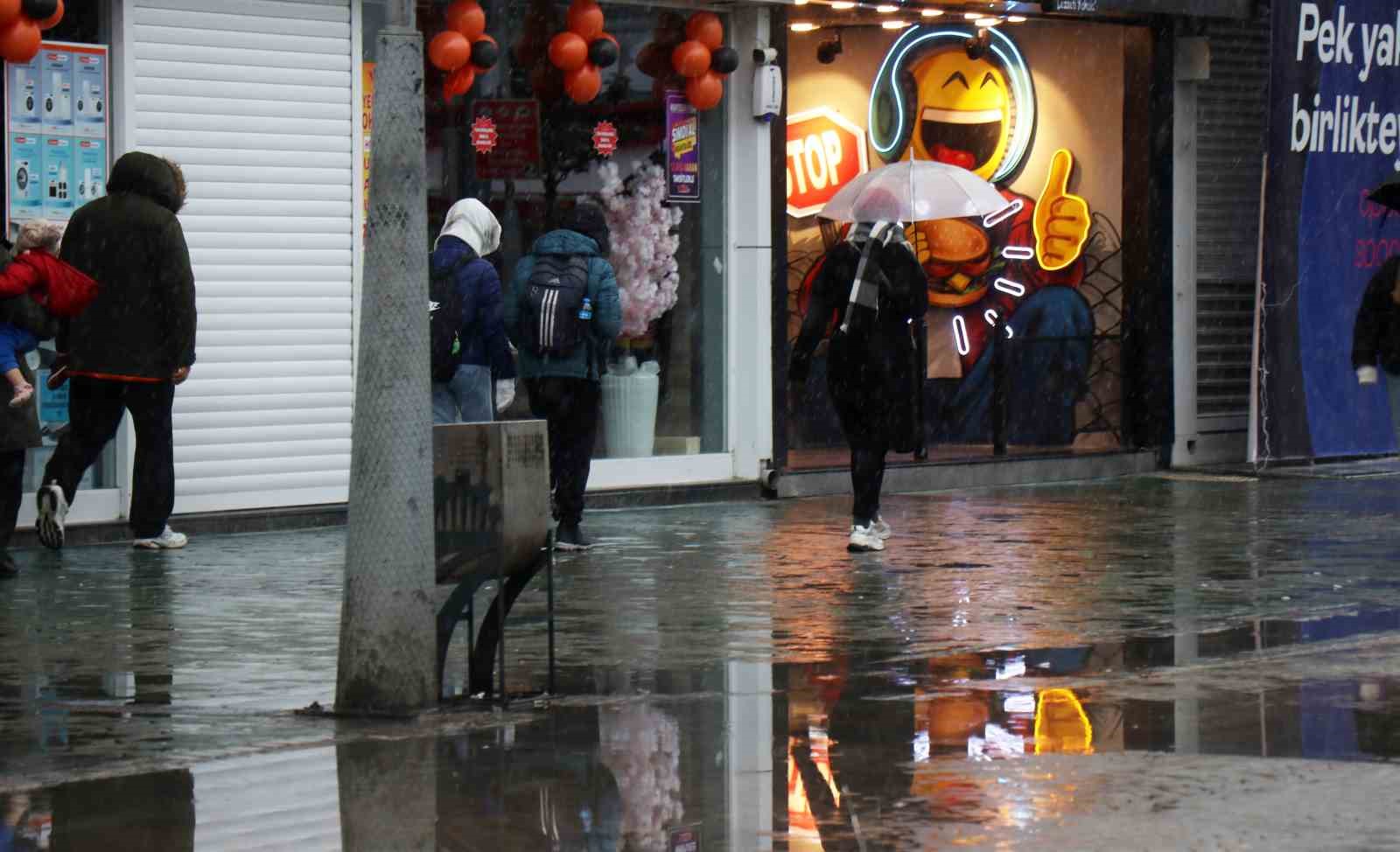 Sakarya’da lapa lapa kar yağışı etkili oldu
