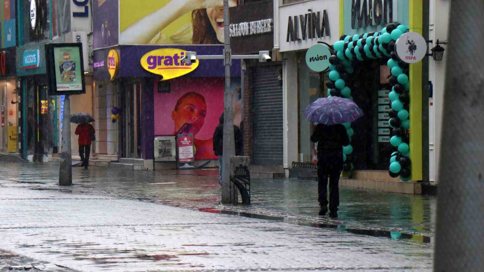Sakarya’da lapa lapa kar yağışı etkili oldu
