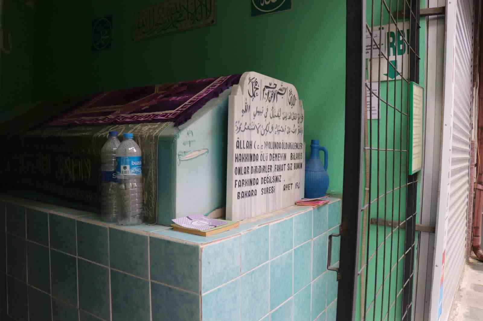Sakarya’da sokak arasındaki sırrı çözülemeyen türbe merak konusu oldu
