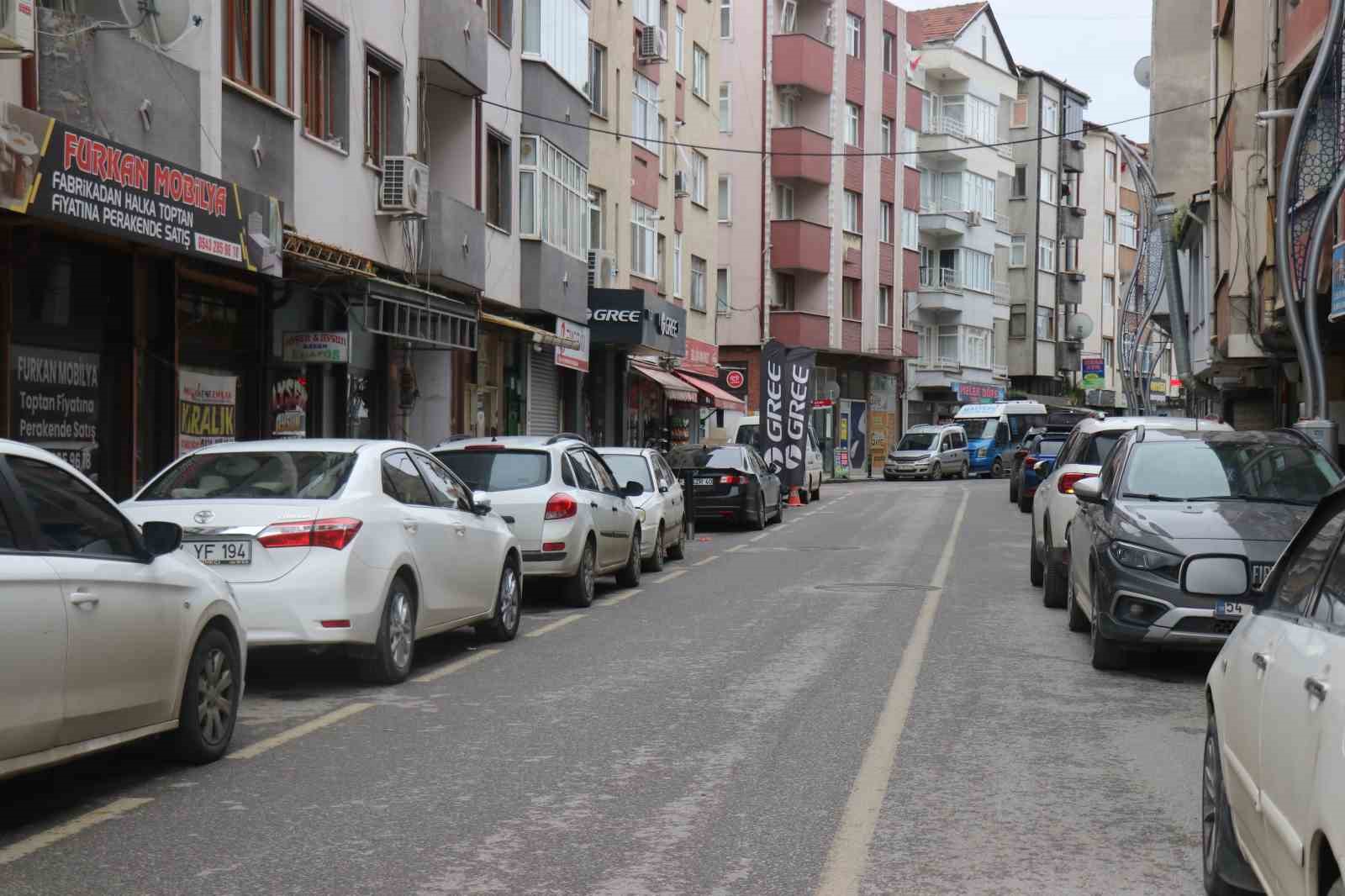 Sakarya’da sokak arasındaki sırrı çözülemeyen türbe merak konusu oldu
