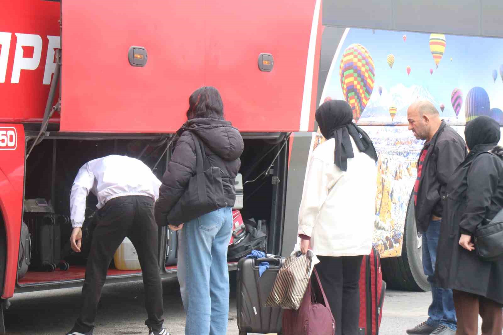 Sakarya’da tren istasyonu ve otogarda arife sakinliği
