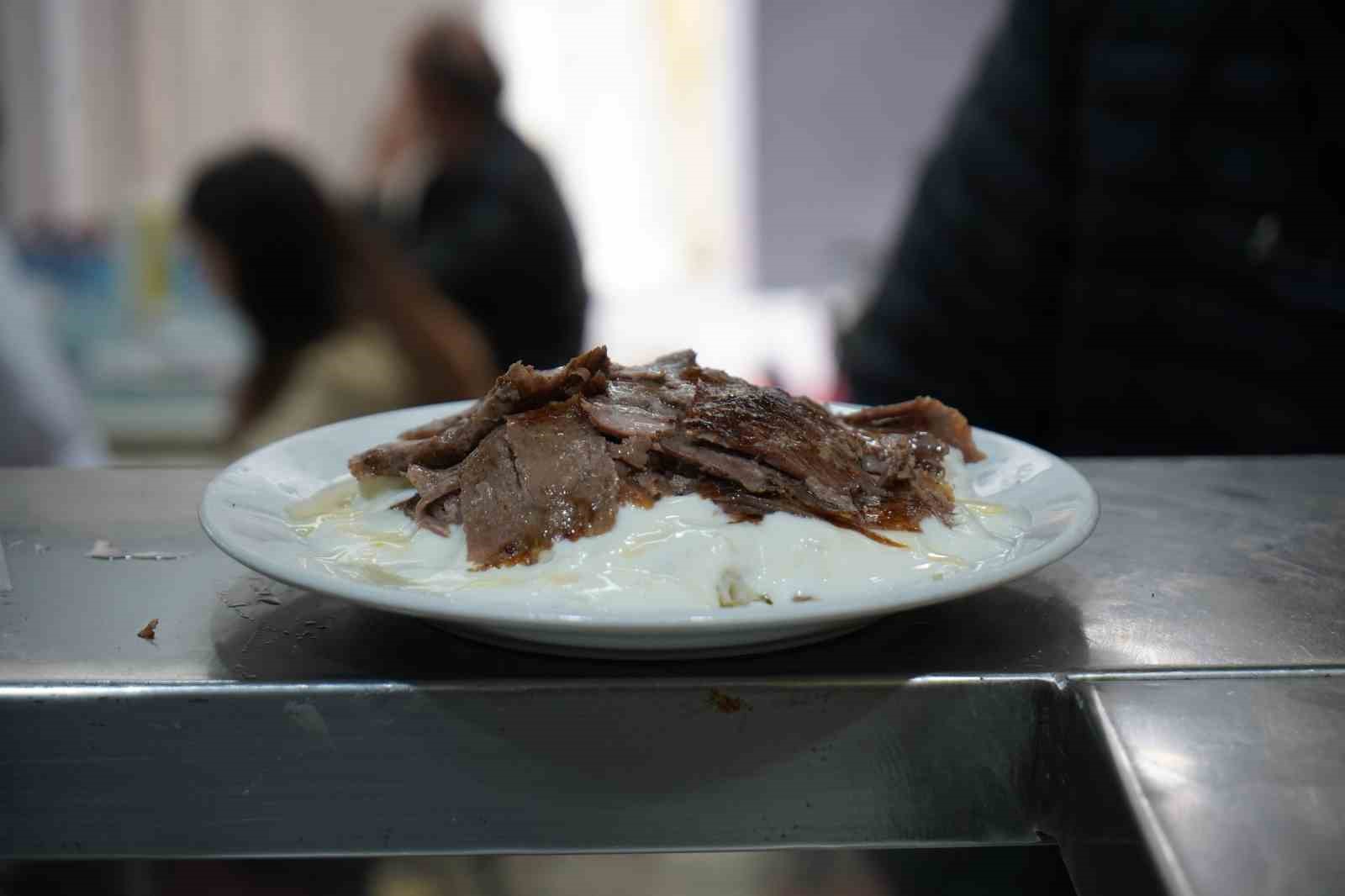 Sakarya’nın 100 yaşındaki dönercisi 84 yıldır mesleğini sürdürüyor
