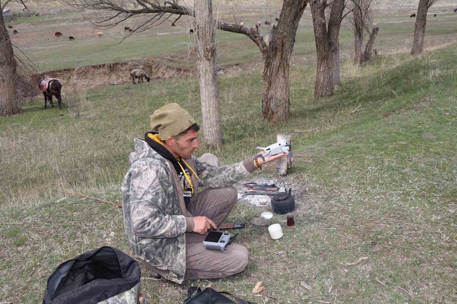 Saksağandan etkilendi, çobanlığı dijitalleştirdi, artık koyun sürüsünü dronle yönetiyor
Saksağandan etkilendi, çobanlığı dijitalleştirdi, artık koyun sürüsünü dronle yönetiyor