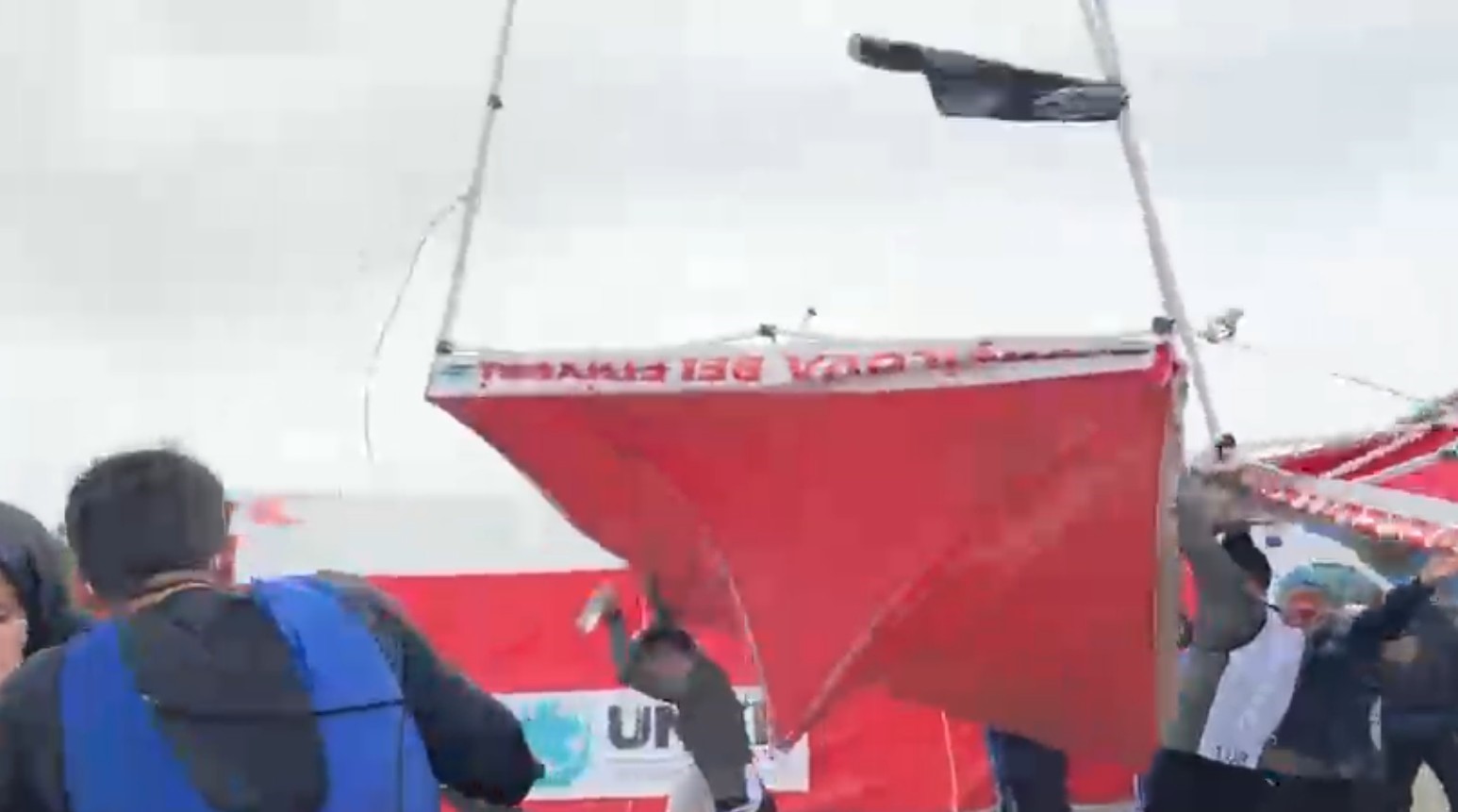 Salda Duatlonu Türkiye Kupası’nda şiddetli rüzgar çadır ve bariyerleri uçurdu, o anlar kameralara yansıdı
