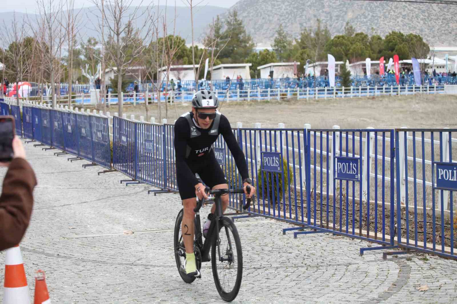 Salda Duatlonu Türkiye Kupası’nda şiddetli rüzgar çadır ve bariyerleri uçurdu, o anlar kameralara yansıdı
