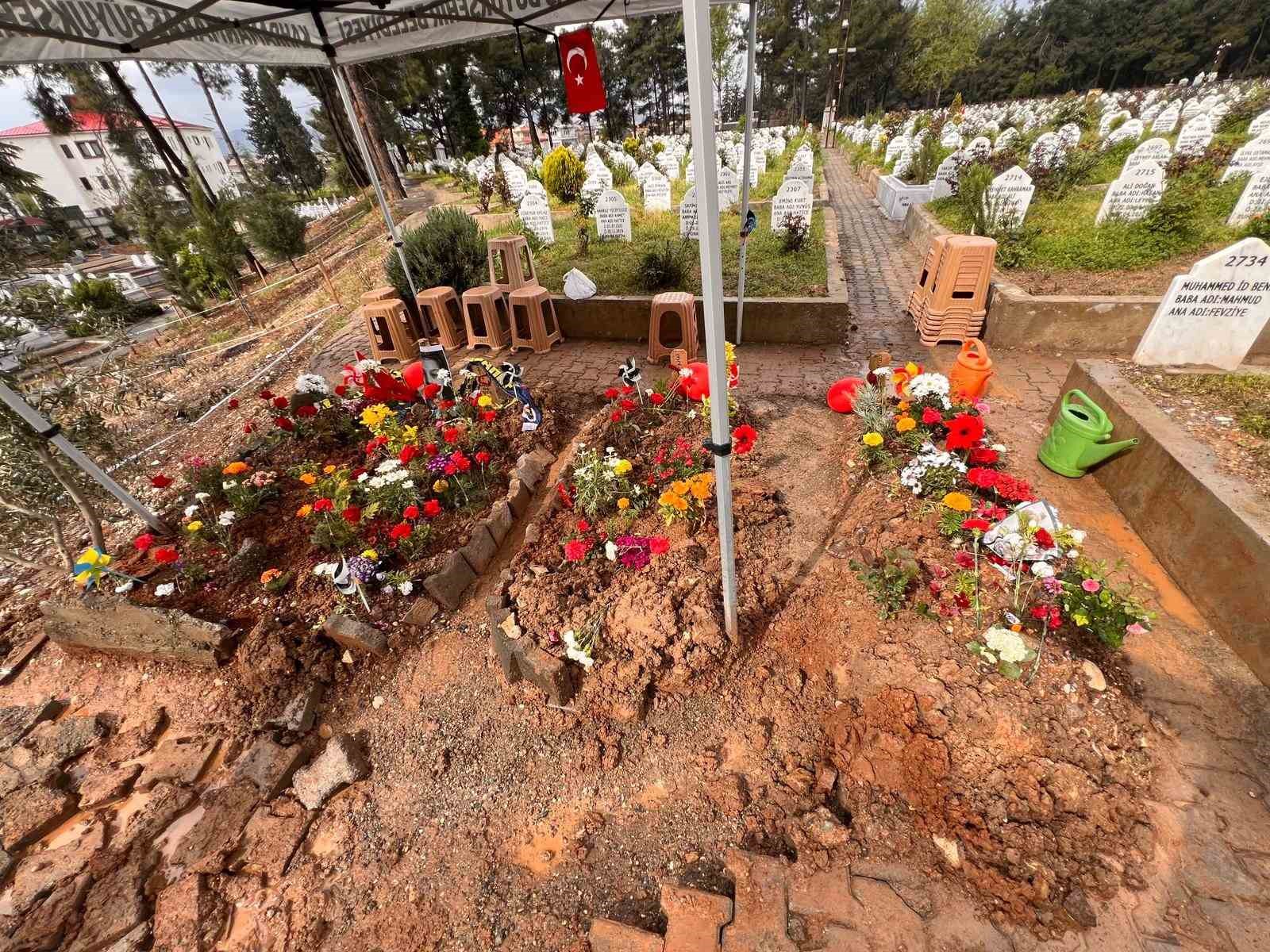 Saldırıda can veren çocukların mezarlarına bırakılan notlar duygulandırdı
