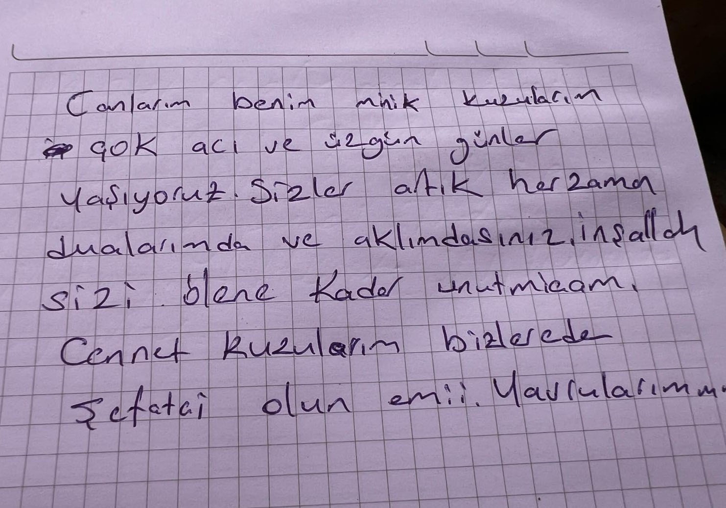 Saldırıda can veren çocukların mezarlarına bırakılan notlar duygulandırdı
