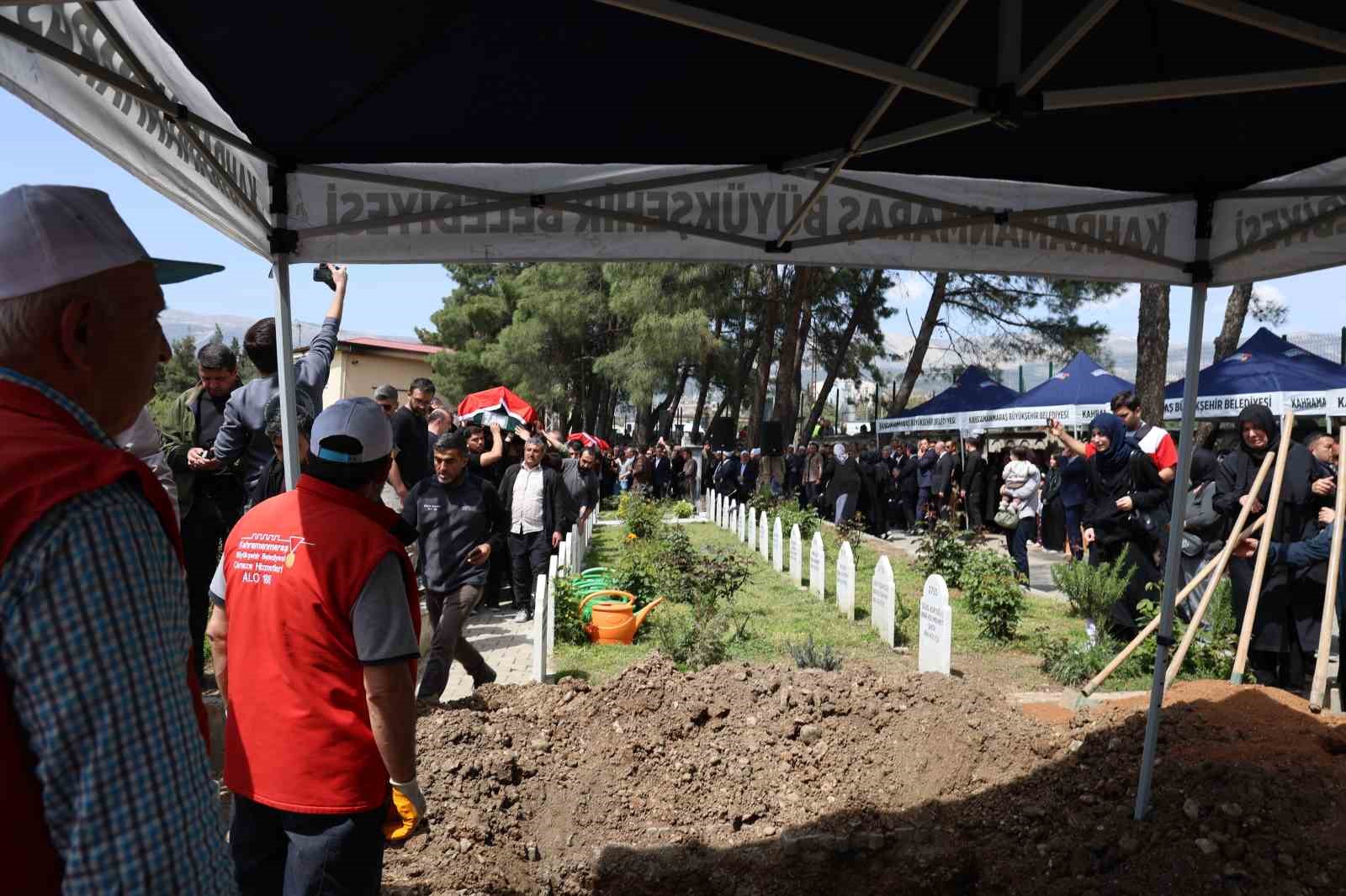 Saldırıda hayatını kaybeden 4 sınıf arkadaşı yan yana toprağa verildi
