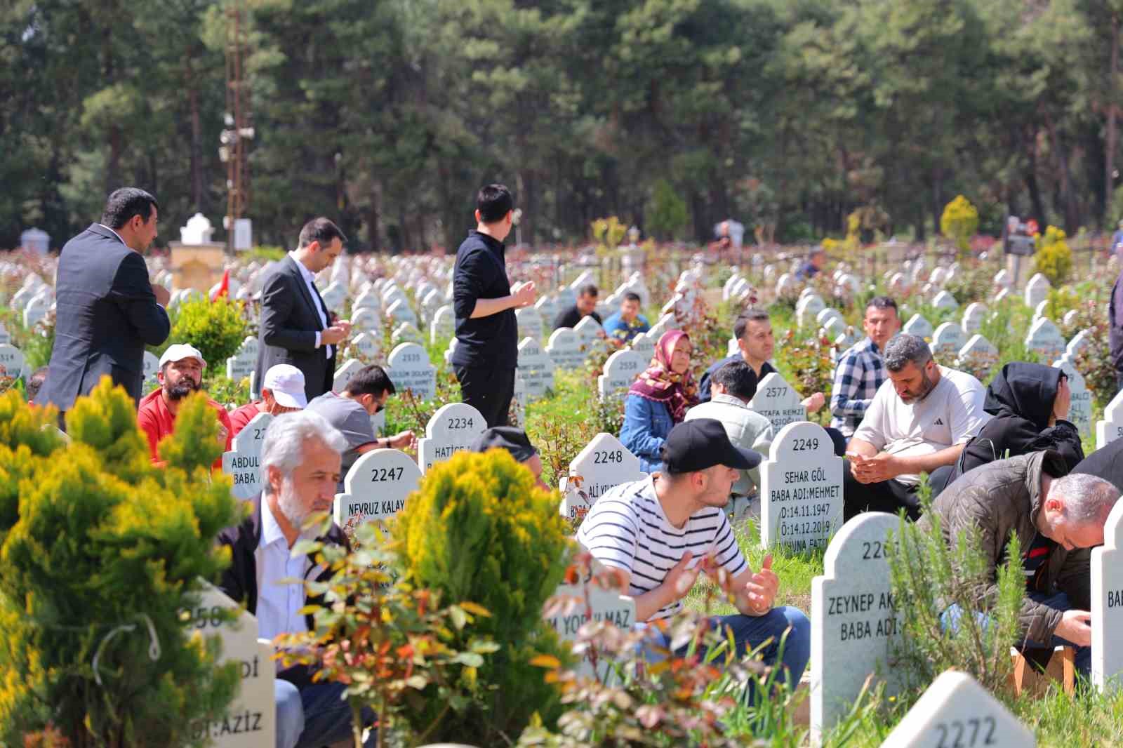 Saldırıda hayatını kaybeden 4 sınıf arkadaşı yan yana toprağa verildi
