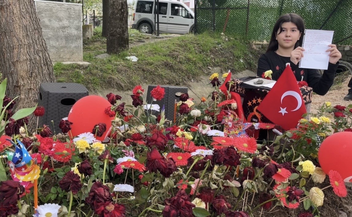 Saldırıda hayatını kaybeden Adnan’ın mezarlarına bırakılan notlar duygulandırdı

