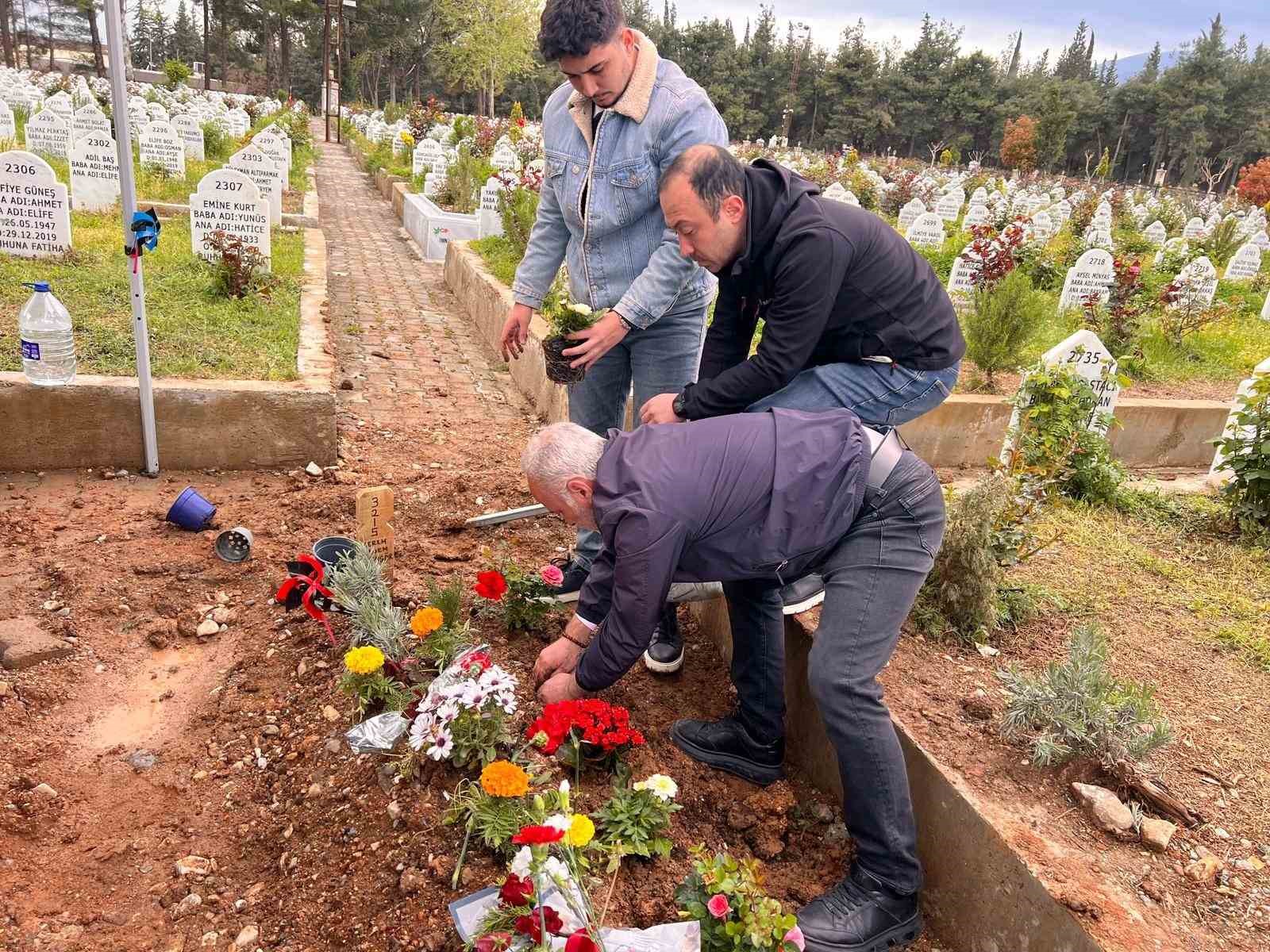 Saldırıda hayatını kaybeden Kerem’in mezarına çiçekler dikildi
