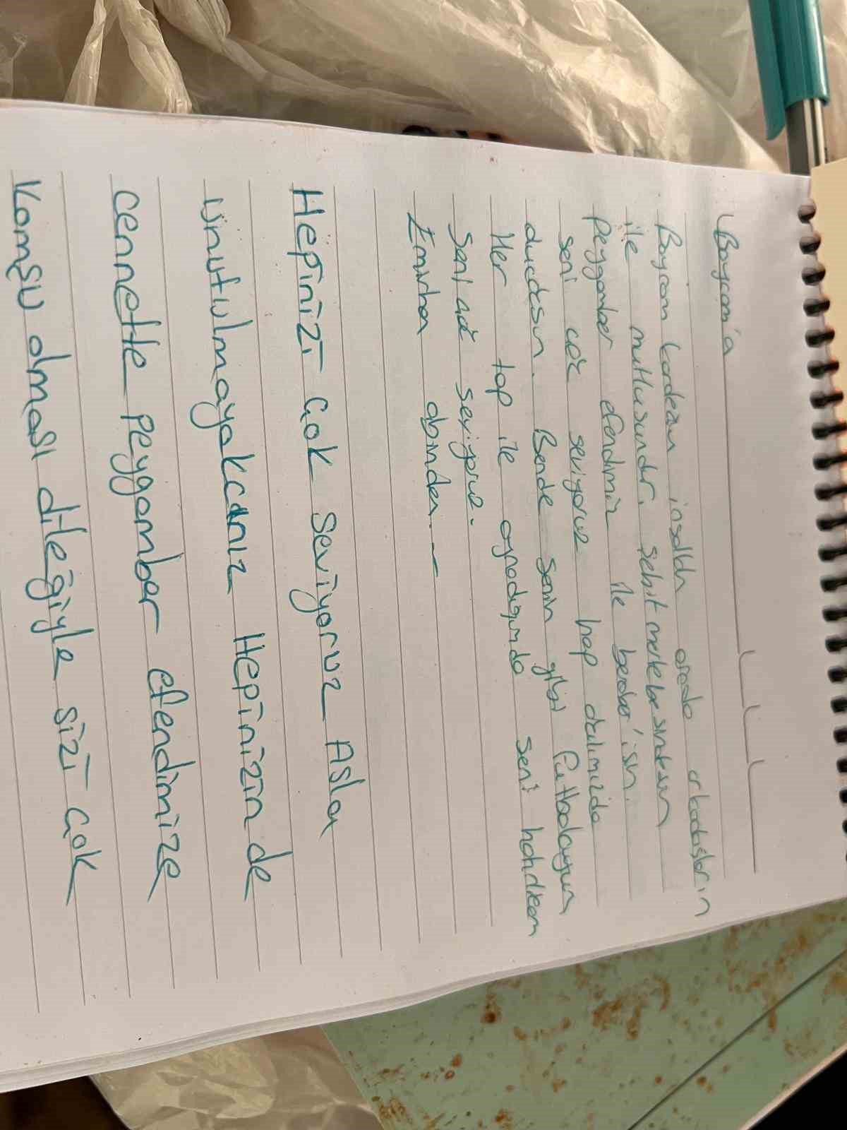 Saldırıda hayatını kaybeden öğrencilerin mezarlarına bırakılan notlar duygulandırıyor
